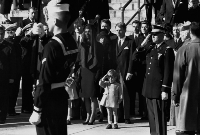 Похороны президента Джона Кеннеди, которые состоялись 25 ноября 1963 года, в день рождения Джона Кеннеди младшего.
Джон Кеннеди-младший салютует гробу своего отца.