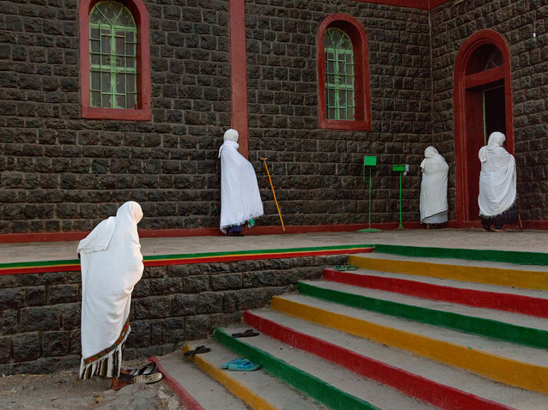 6 Женщины в белом одеянии, символизирующем чистоту приезжают на молитву в эфиопскую православную церковь в Асаита. Автор - John Stanmeyer.