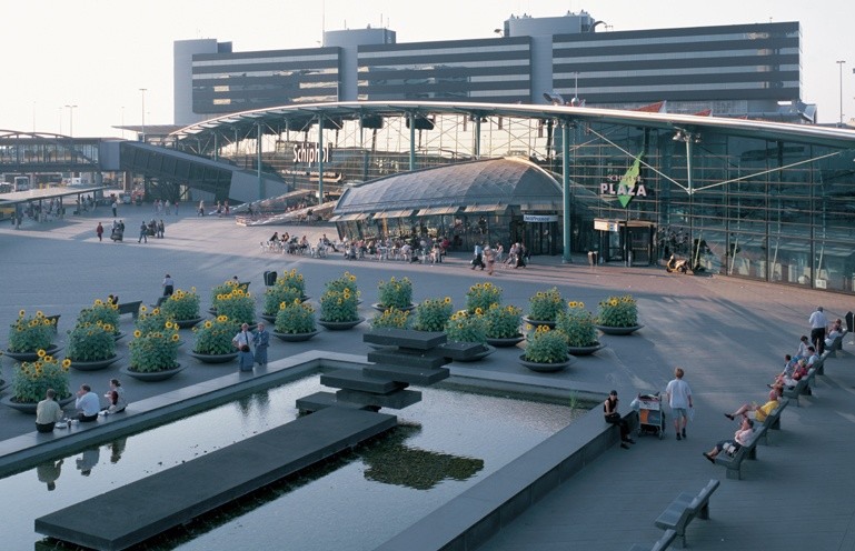 7 Аэропорт Амстердама “Схипхол”. Это самый загруженный аэропорт Европы, известен пассажирам со всего мира своим уровнем комфорта. Во время ожидания рейса можно посетить кинотеатре, расслабиться в зоне отдыха и даже поспать в удобных откидывающихся креслах. Также, здесь имеется местное казино, а влюбленные, при желании, могут пожениться прямо в здании аэропорта.