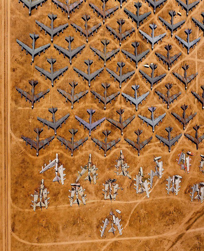 21 Бомбардировщики В-52. "Кладбище техники" в Тусоне, штат Аризона, США.