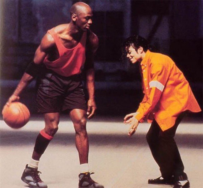 1 Майкл Джордан учить играть Майкла Джексона, 1992 г. Источник: michaeljordan