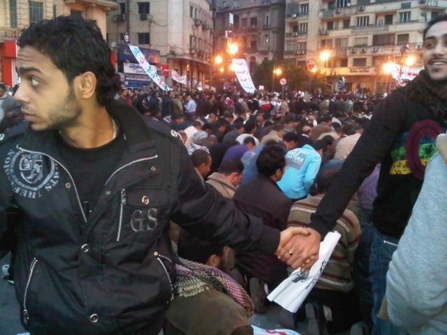 Христиане защищают мусульман во время молитвы. Египет, 2011 год.