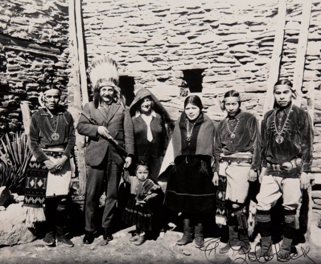 5 Альберт Эйнштейн среди индейцев, 1922 г. Источник: reddit