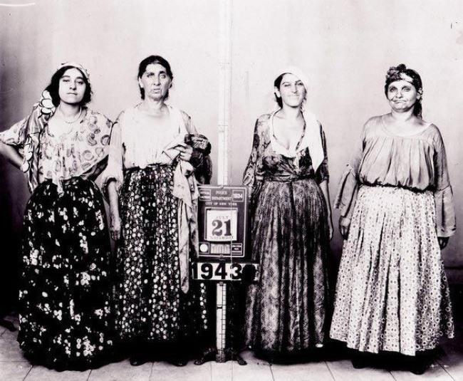 6 Задержанные женщины-гадалки, Нью-Йорк, 1943 г. Источник: pinterest