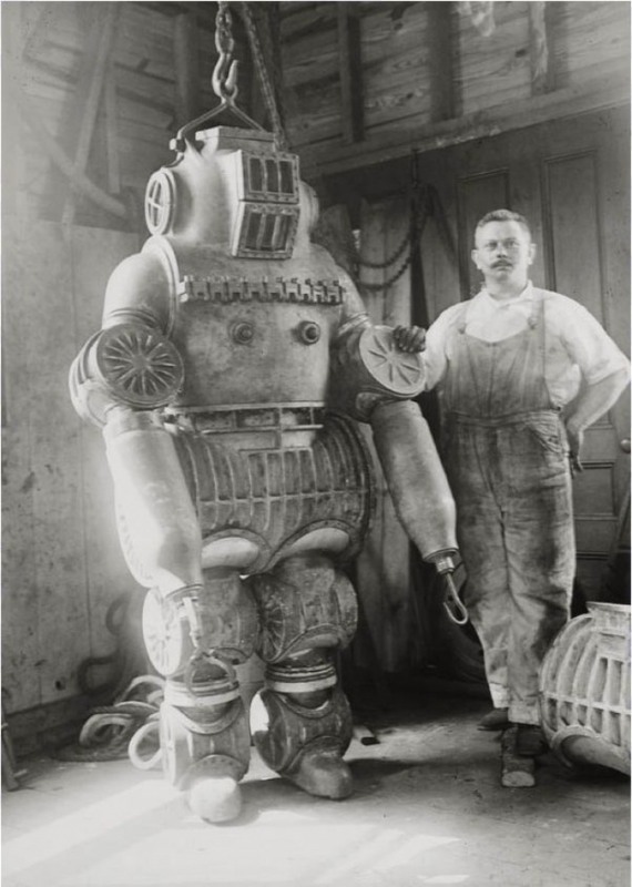 8 Честер Макдаффи и его первый запатентованный водолазный костюм, весом 250 кг, 1911 г. Источник: tickld