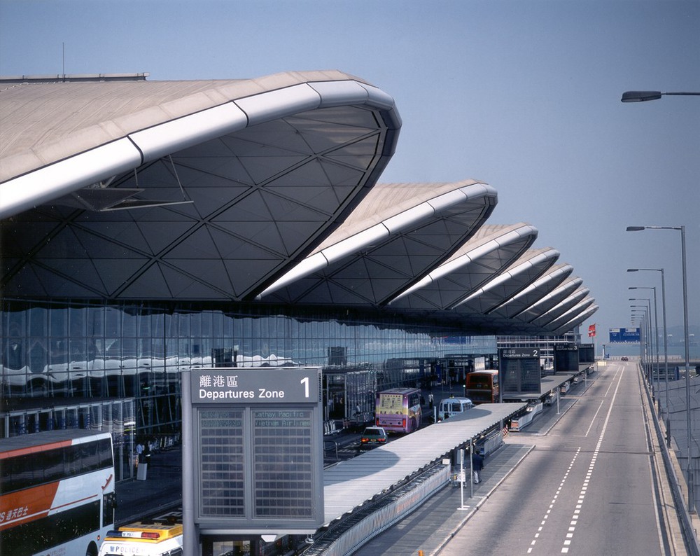8 Международный аэропорт Гонконга, работу которого обеспечивают 65 тыс человек. Этот аэропорт построен на искусственном острове рядом с Нагоя. Кроме зоны отдыха, здесь даже есть баня для ожидающих пассажиров.