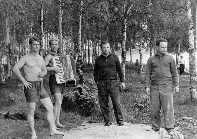 10 Юрий Гагарин, Алексей Леонов, Борис Волынов, Виктор Горбатко на пикнике в Долгопрудном, 1963 г.