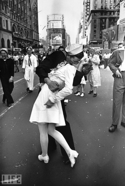 Поцелуй, 1945. Одна из самых известных фотографий. Поцелуй моряка и медсестры после объявления об окончании войны.