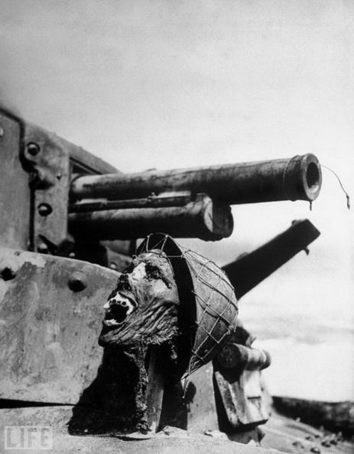 1943. Голова японского солдата на танке.