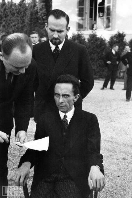 1933. Здесь запечатлен момент, когда Геббелс (сидит) узнал, что его фотограф — еврей и приветливая улыбка сошла с его лица.