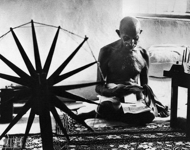 1946. Махатма Ганди рядом с его прялкой — символом ненасильственного движения за независимость Индии от Великобритании.