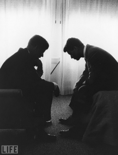 1960. Джон Кеннеди (тогда еще сенатор) со своим младшим братом Робертом в гостиничном номере во время съезда Демократической партии в Лос-Анджелесе. Оба будут убиты через несколько лет.