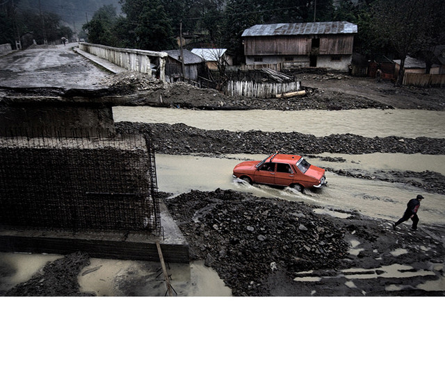 Автомобиль въезжает в деревню Reghiu по дну русла реки. Недавний потоп смыл мост, по которому пролегала единственная дорога, ведущая в эту деревню. Наводнения в 2005 году затронули около 2/3 территории Румынии.
