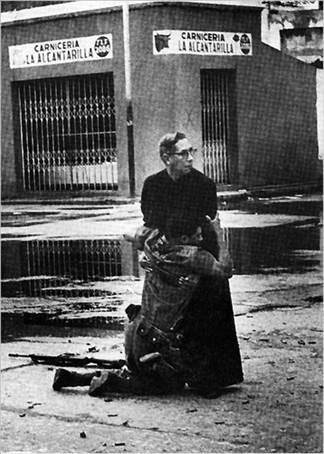 Священник Луис Падильо и солдат, раненый снайпером, во время восстания в Венесуэле.