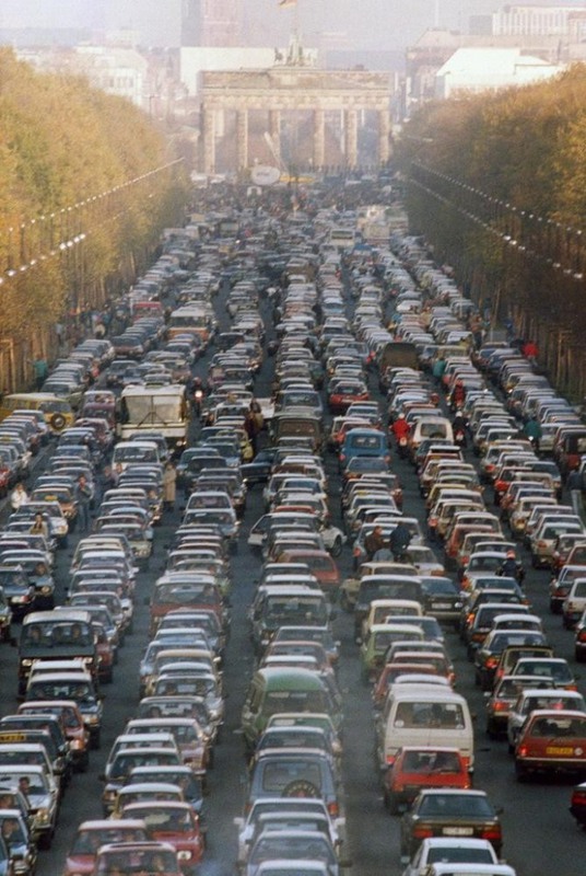 1. Снимок сделан возле Брандербургских ворот в первые выходные после падения Берлинской стены. Источник: Pinterest.
