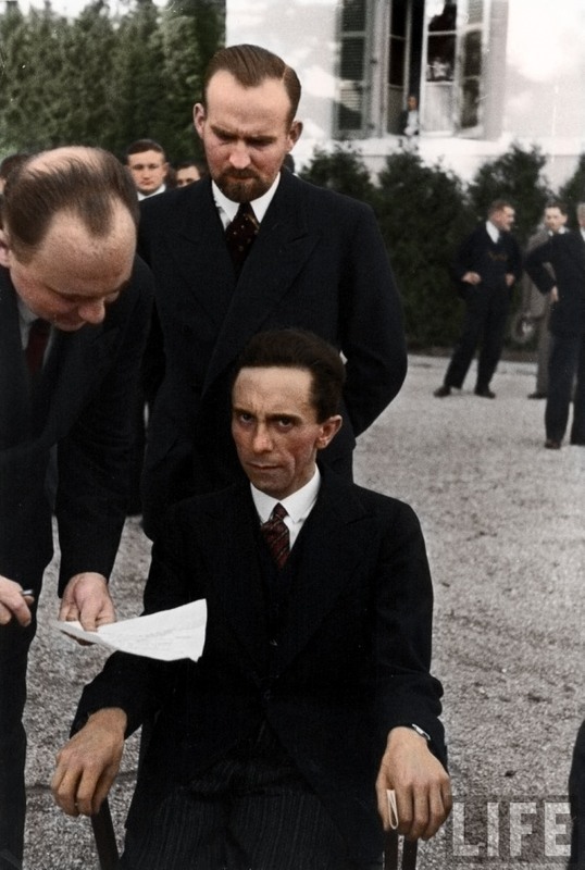 9 Йозеф Геббельс смотрит на фотографа Альфреда Эйзенштадта, узнав, что тот еврей. 1933 год.