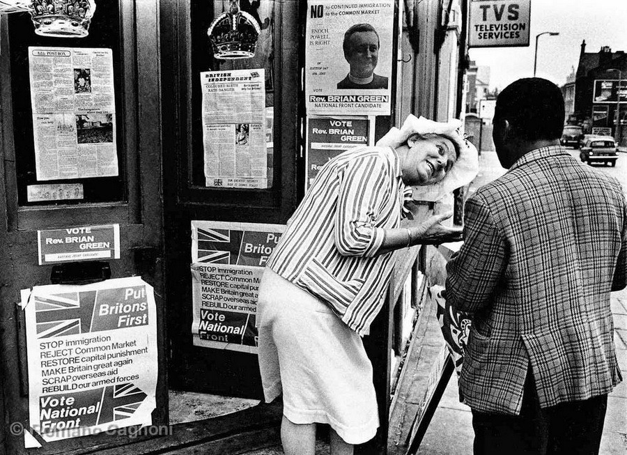 3 Член антииммиграционной партии "Национальный фронт" пытается убедить родившегося в Лондоне чернокожего человека вернуться к себе на историческую родину. Лондон, 1970