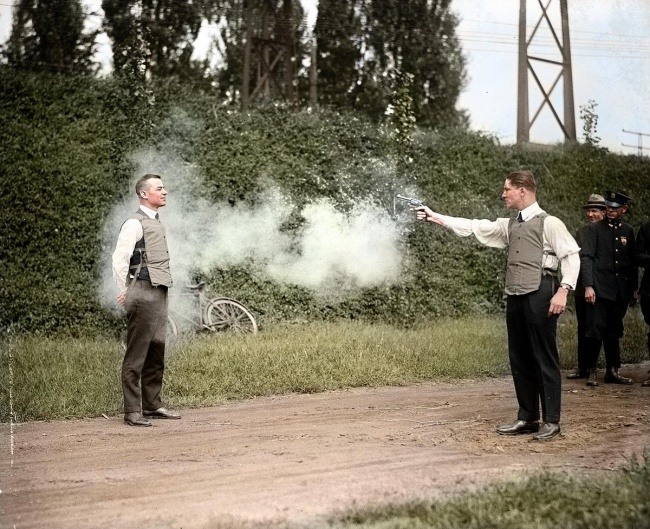 11 Мерфи и его партнер демонстрируют бронежилет. 13 октября 1923 года.