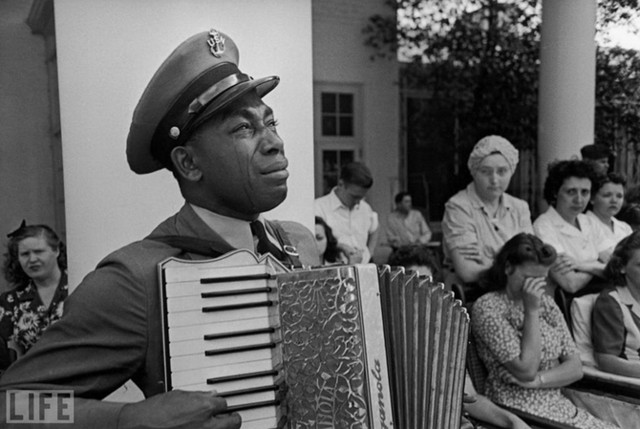 1945. Старшина Грэм Джексон играет «Goin’ Home» на похоронах президента Рузвельта 12 апреля 1945 года.