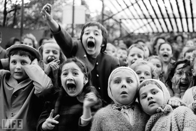 1963. На кукольном представлении в парижском парке, момент убийства змея Святым Георгием.