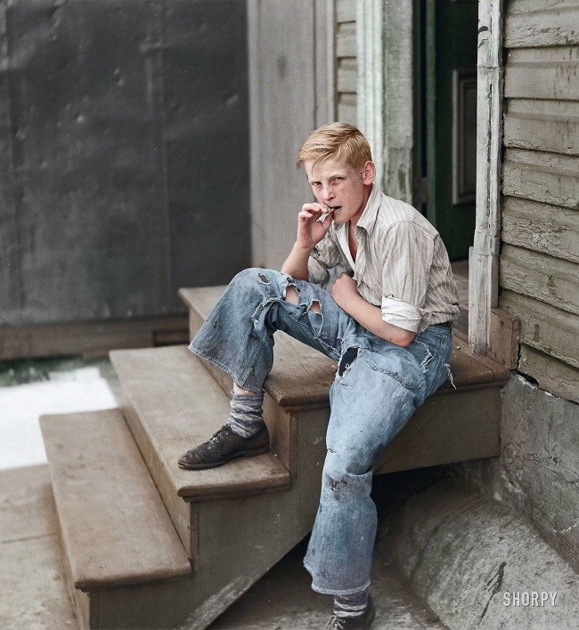 13 Мальчик в районе трущоб Балтимора. США, июль 1938 года.