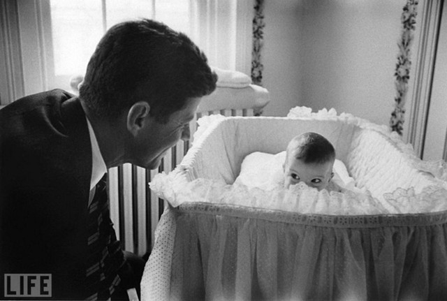 1958. Джон Кеннеди со своей дочерью Керролайн.