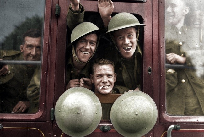 14 Британские солдаты в поезде на пути к Западному фронту. Англия, 20 сентября 1939 года.
