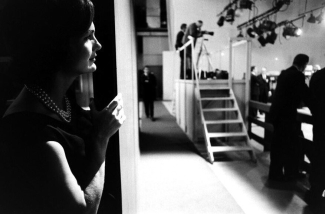 2. На фото Жаклин Кеннеди, которая смотрит первые теледебаты мужа.  Источник: theworldphoto.