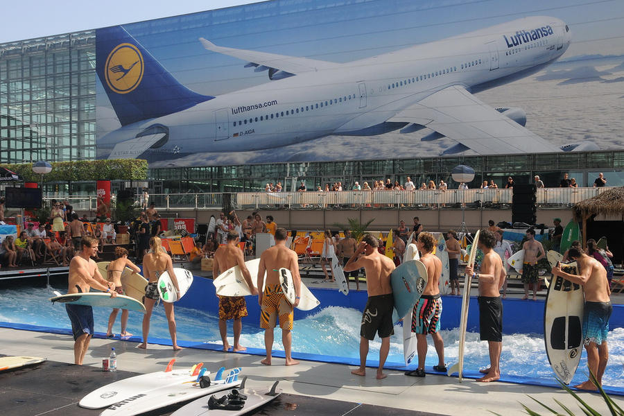 12 Аэропорт Мюнхена. В летнее время здесь работает бассейн, который может создавать волны для серфигна, а также, есть своя небольшая пивоварня.