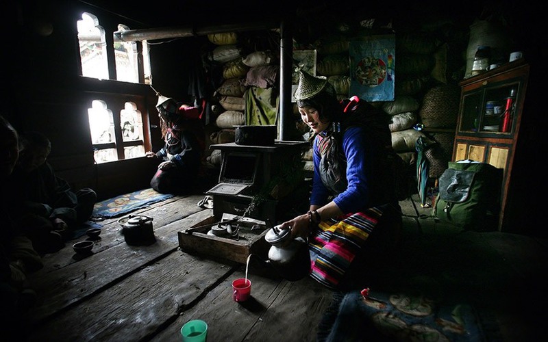 2 Автор - фотографа Timothy Allen. На снимке бутанская женщина, наливающая чай.