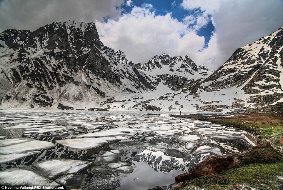 9 Частично замёрзшее озеро на горном лугу Кашмира.