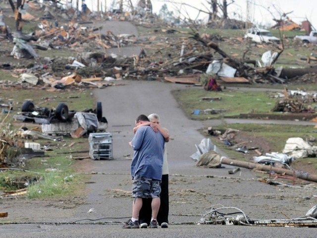 Мать и сын в Конкорд, Алабама, около своего дома, который был полностью разрушен торнадо. Апрель, 2011 год.