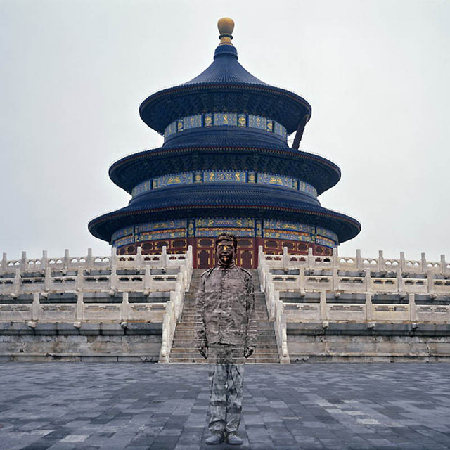Лиу Болин перед Храмом Неба в Пекине.