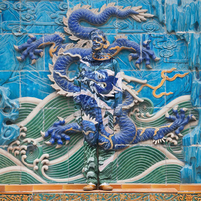 Лиу Болин замаскировался перед девятью скульптурами дракона в парке в Пекине. На создание фотографий его «драконьей» серии ушло более трех месяцев.