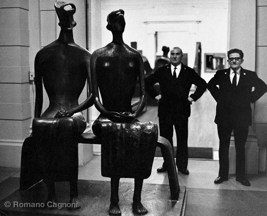 21 Скульптуры Генри Мура и два охранника, галерея Тейт, Лондон, 1967