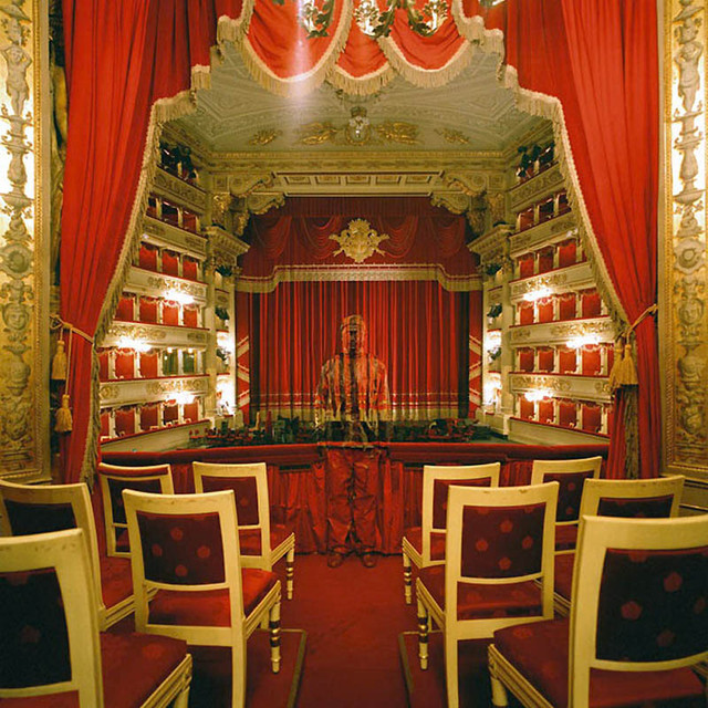 Лиу Болин в королевском ложе в театре в Милане.