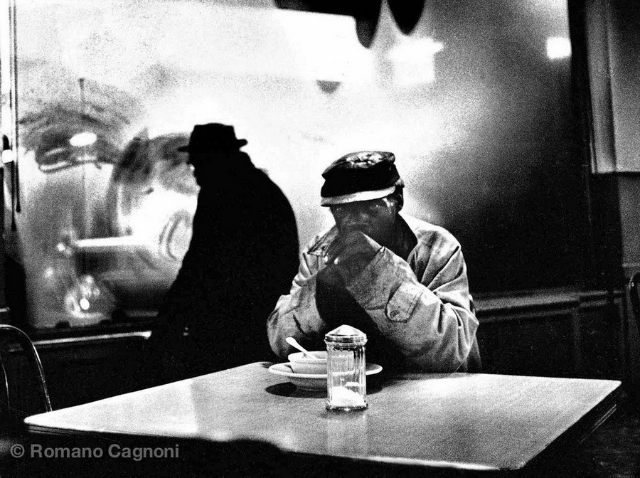 25 Нью-Йорк в период депрессии, мужчина в баре, 1962