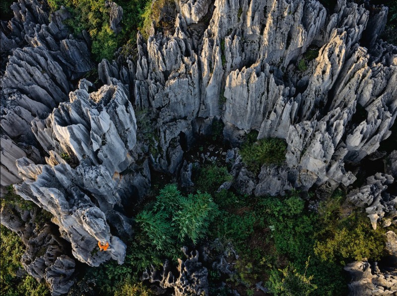 21 "Каменный лес" - разъеденный эрозией известняк вблизи города Куньмин (юг Китая). Автор - Карстен Питер.