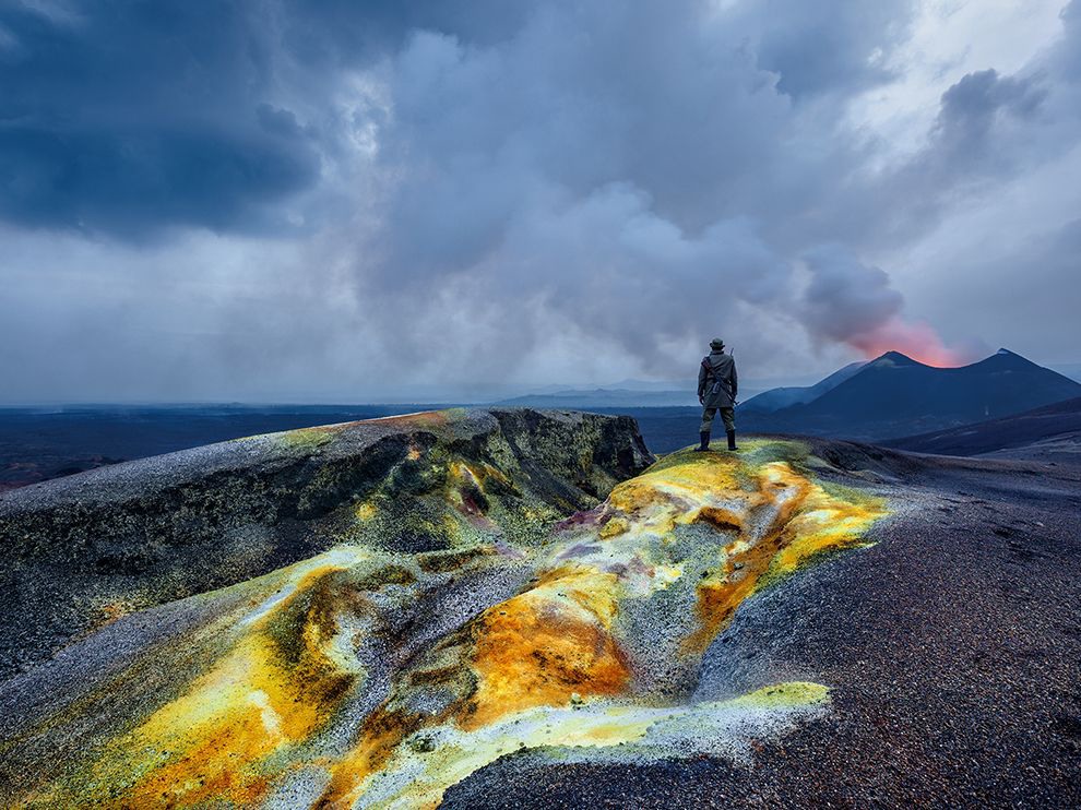 2 "Горячая точка". Автор - Brent Stirton. Исследование новой области лавы, изверженной самым активным вулканом в Африке - Ньямлагир.