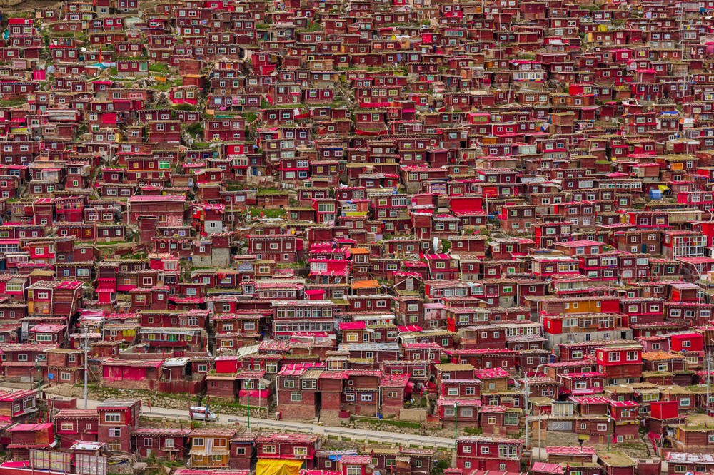 1 Дома на холме. Эти красочные дома в провинции Сычуань Китая являются частью буддийской академии Ларунг Гар, которая учит принципам тибетского буддизма. Автор - ANTON GAUTAMA.