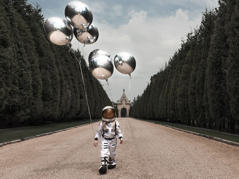 4 "Изучение всех возможностей". Автор - Juan Osorio. Дочь автора мечтала полететь на луну и отец попытался воссоздать ее мечту в фото.