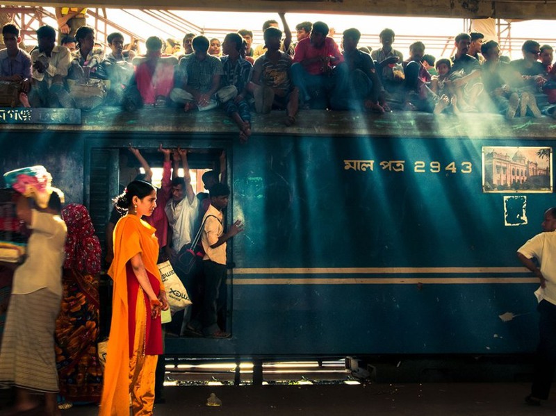 14 "Невеста пилигрима". Молодая невеста ожидает своего мужа перед посадкой в специальный поезд на железнодорожном вокзале Камлапур в Дакке, Бангладеш. Автор - Shahnewaz Karim.