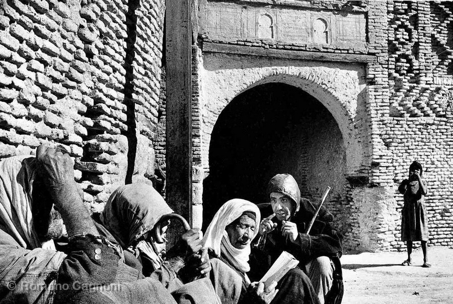 32 Рассказчики на улице в Тунисе, 1971