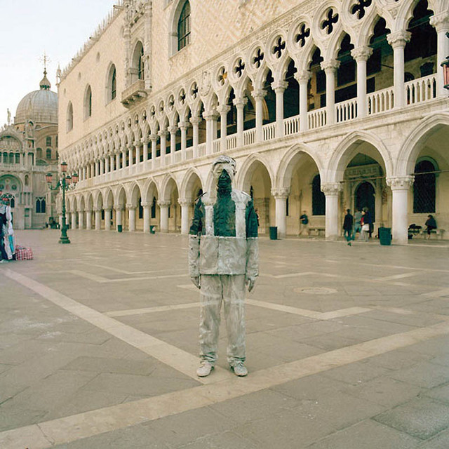 Лиу Болин позирует на площади святого Марка в Венеции.
