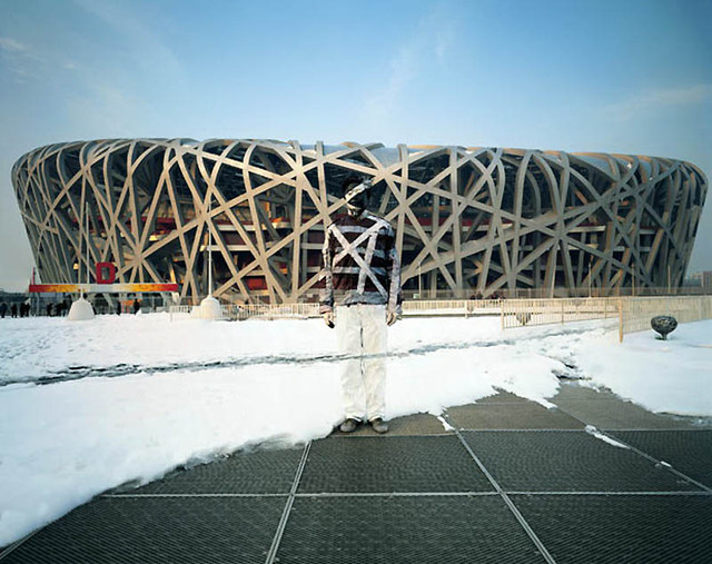 Лиу на фоне Олимпийского стадиона в Пекине.