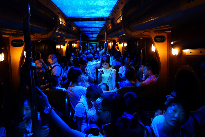 1 Категория «Люди». Победитель в данной категории. автор - Brian Yen. Свет в темноте, метро в Гонконге.