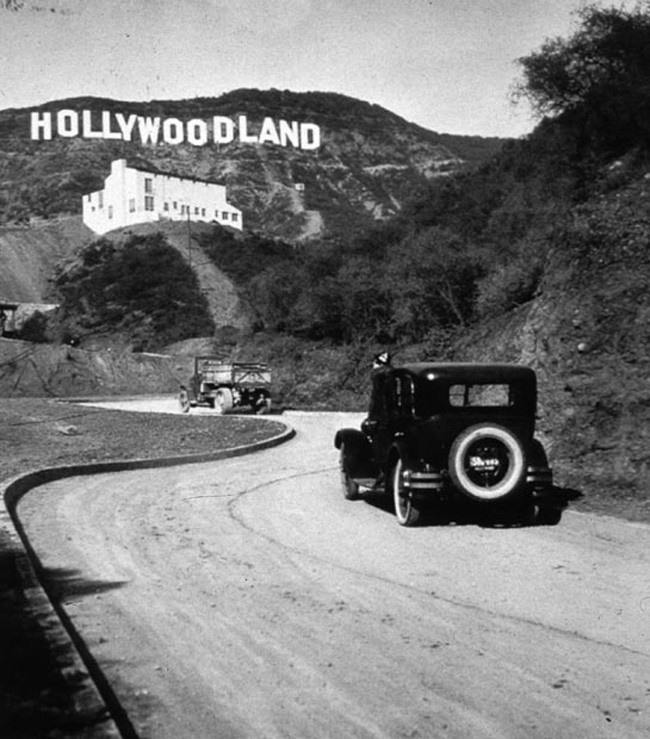 5. Снимок сделан сразу после установки знака Голливуда, который первоначально выглядел как «Hollywoodland». 1923 год. Источник: Pinterest.