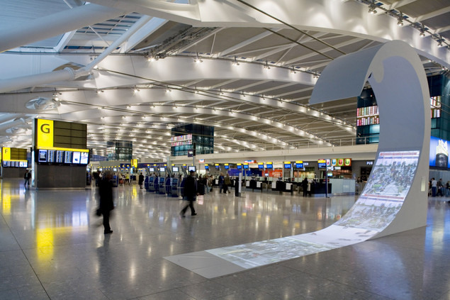 15 Аэропорт "Хитроу" (Лондон). Это один из самых крупных аэропортов мира, который ежегодно пропускает через себя 72-73 млн пассажиров. Кроме того, он считается лучшим аэропортом для шопинга.