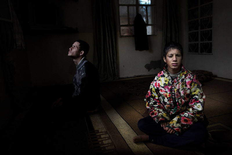 4 Категория «Люди». Автор - Abdullah Alghajar. Люди, живущие в темноте из-за войны в Сирии.