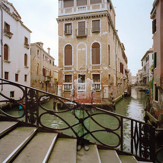 Лиу Болин на мосту в Венеции.
